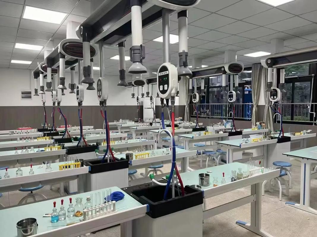 專業(yè)設(shè)計(jì)，智造未來 一站式實(shí)驗(yàn)室家具解決方案